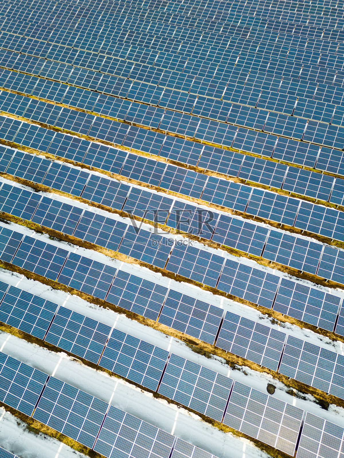 高空鸟瞰太阳能电池板的巨大领域照片摄影图片