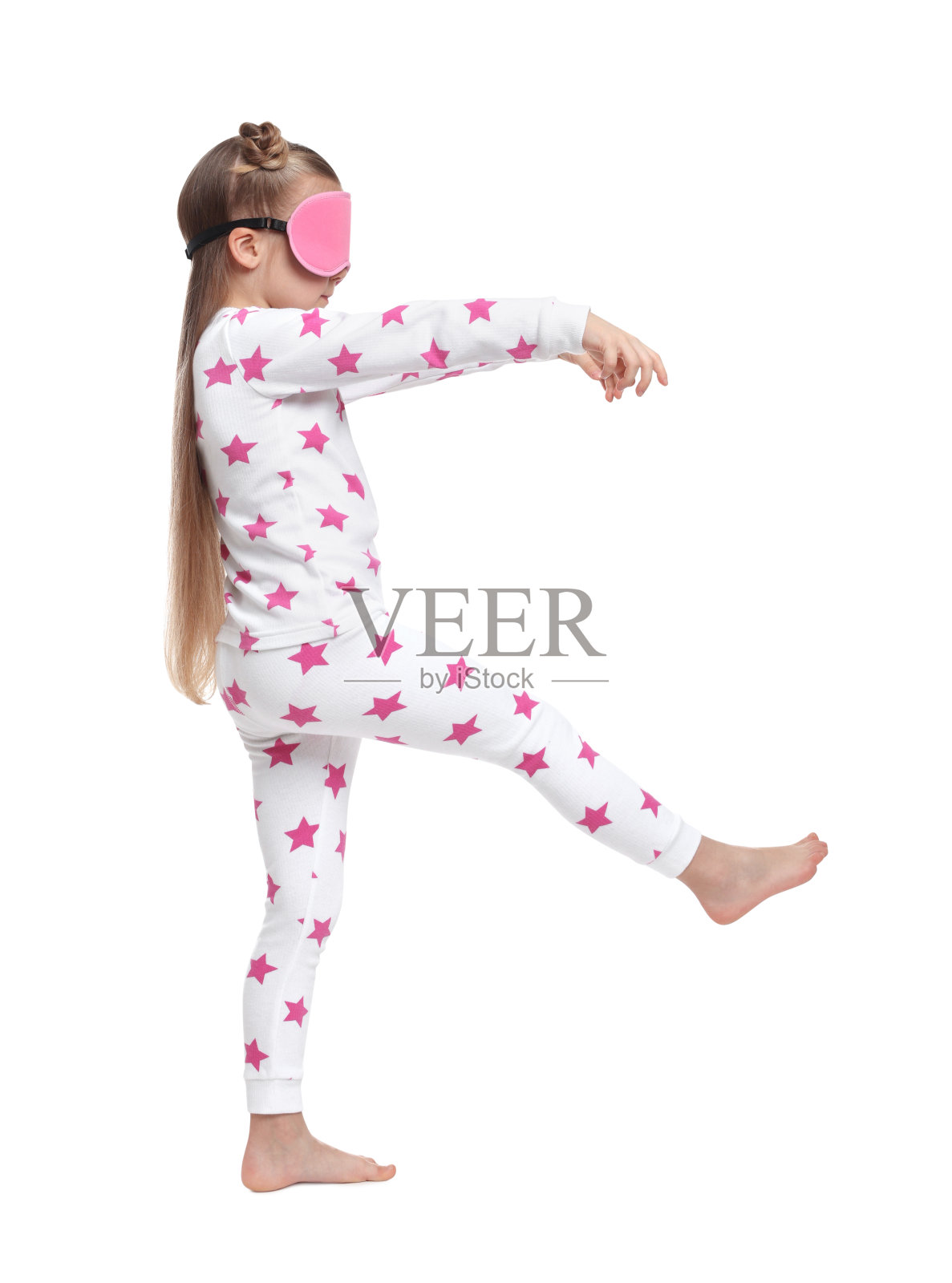 穿着睡衣和睡眠面具的女孩在白色背景上梦游照片摄影图片