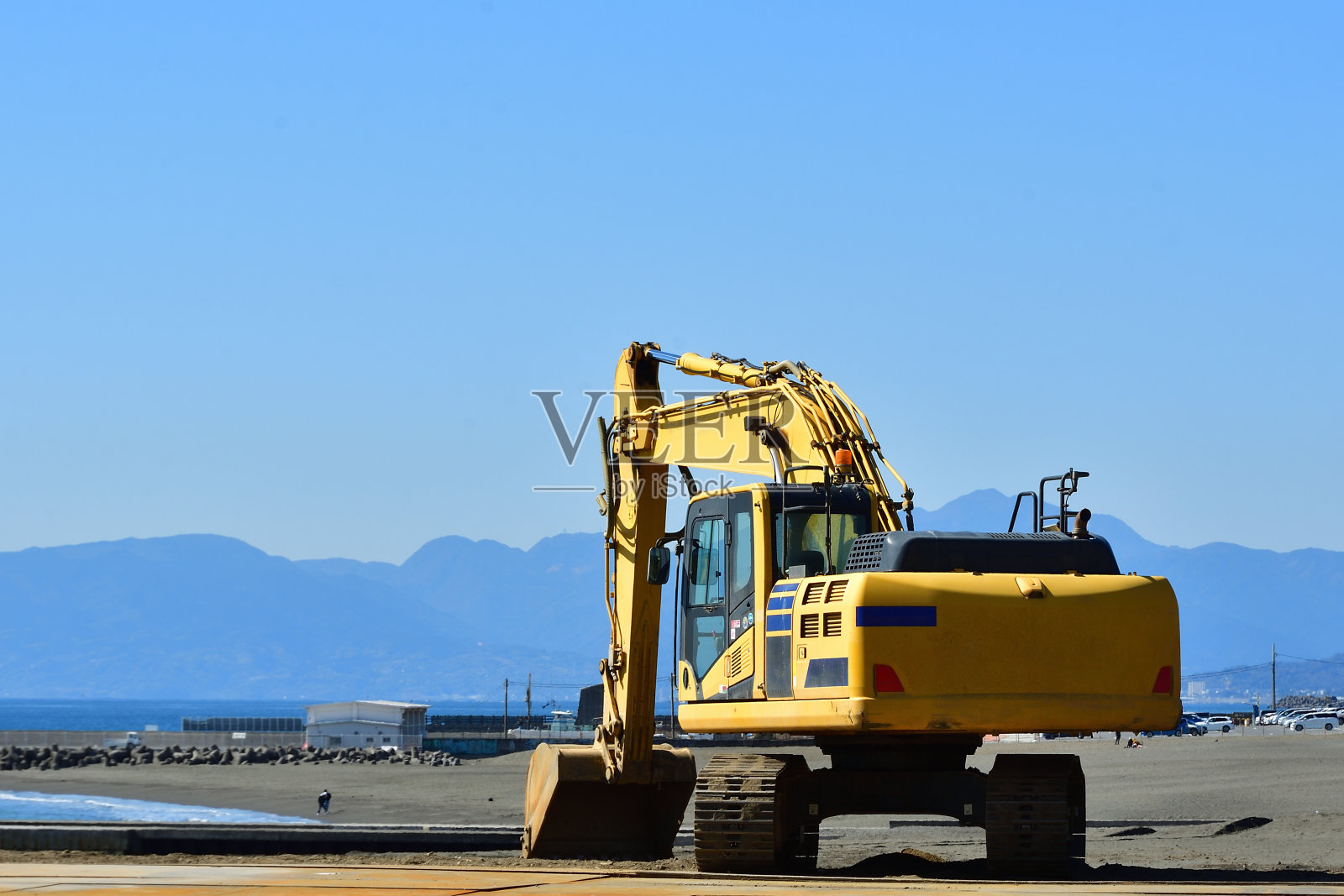 在海岸工作的动力铲。照片摄影图片
