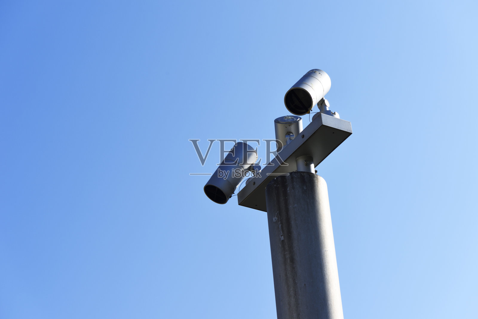 室外LED照明灯具,背景是晴朗的天空照片摄影图片