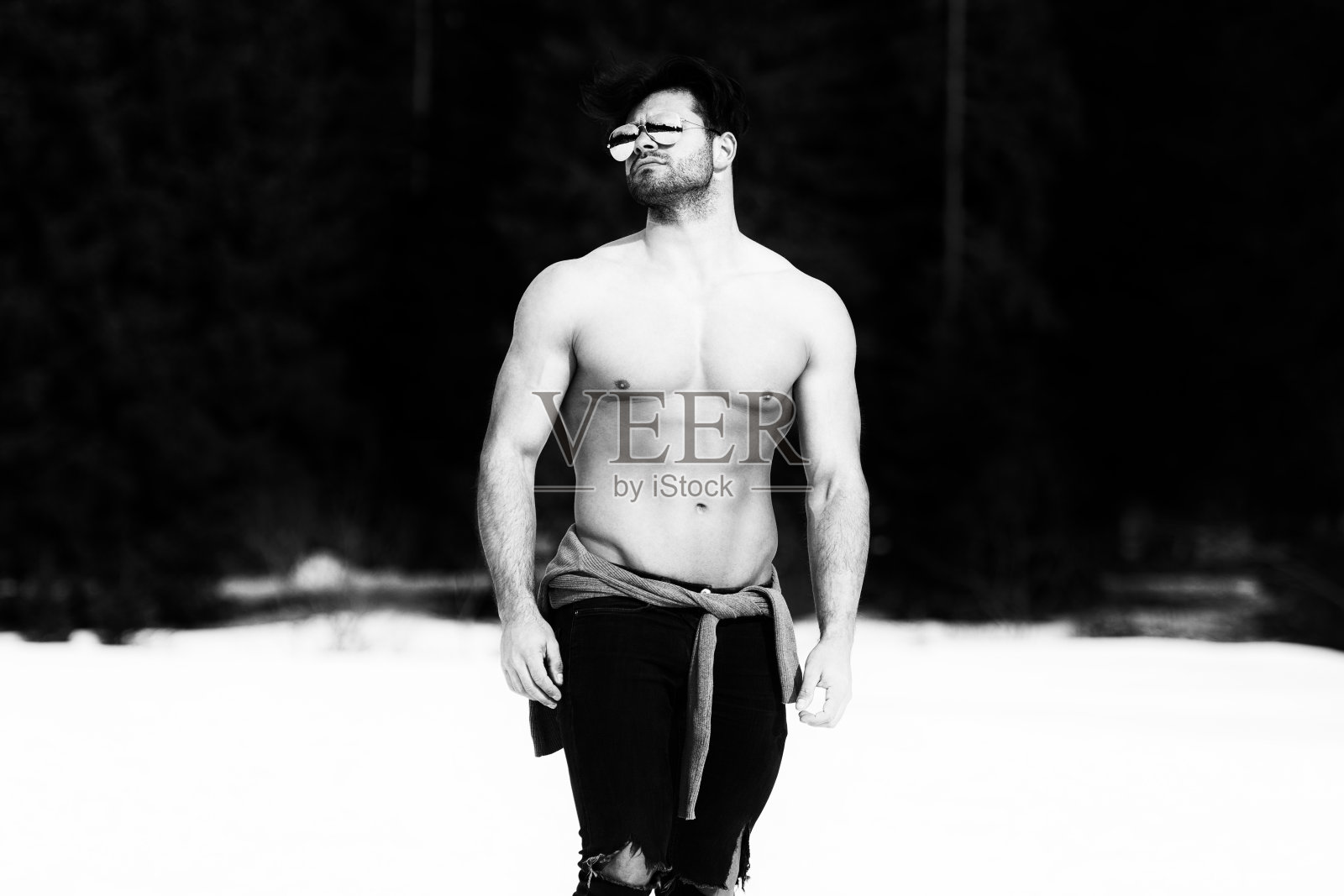 肖像肌肉男子站在户外的自然照片摄影图片