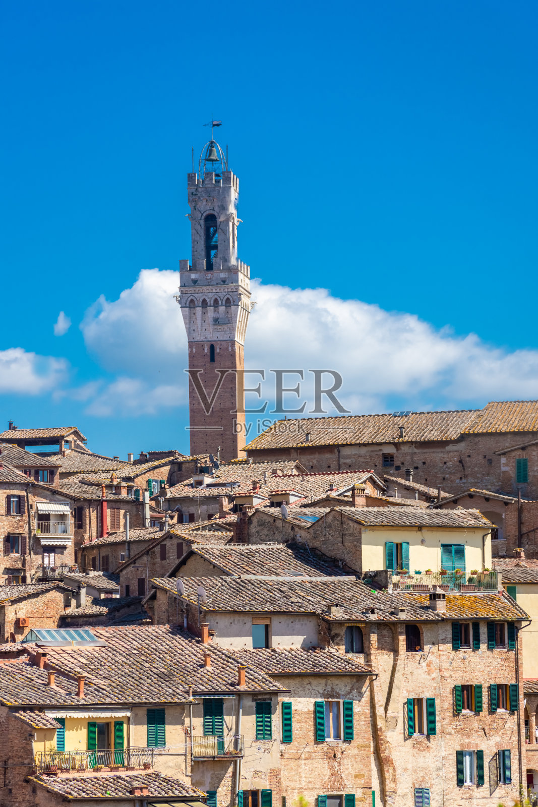 意大利锡耶纳,2022年4月17日:中世纪历史中心的美丽城市景观照片摄影图片