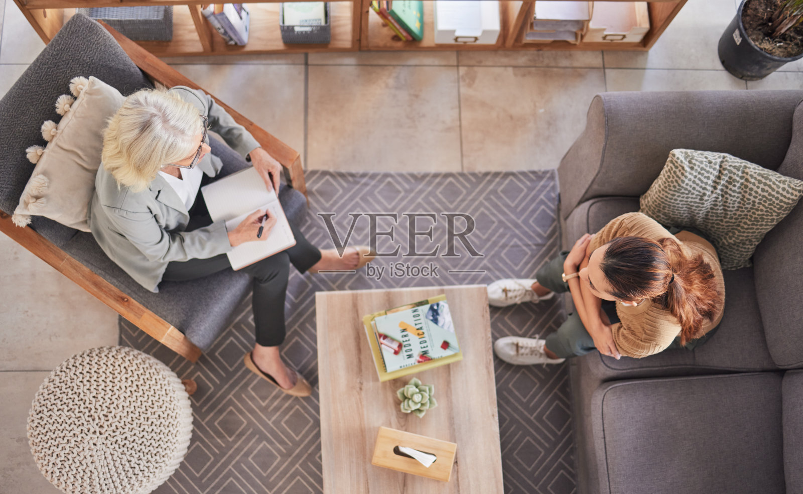 心理咨询师与患者在咨询室交流照片摄影图片