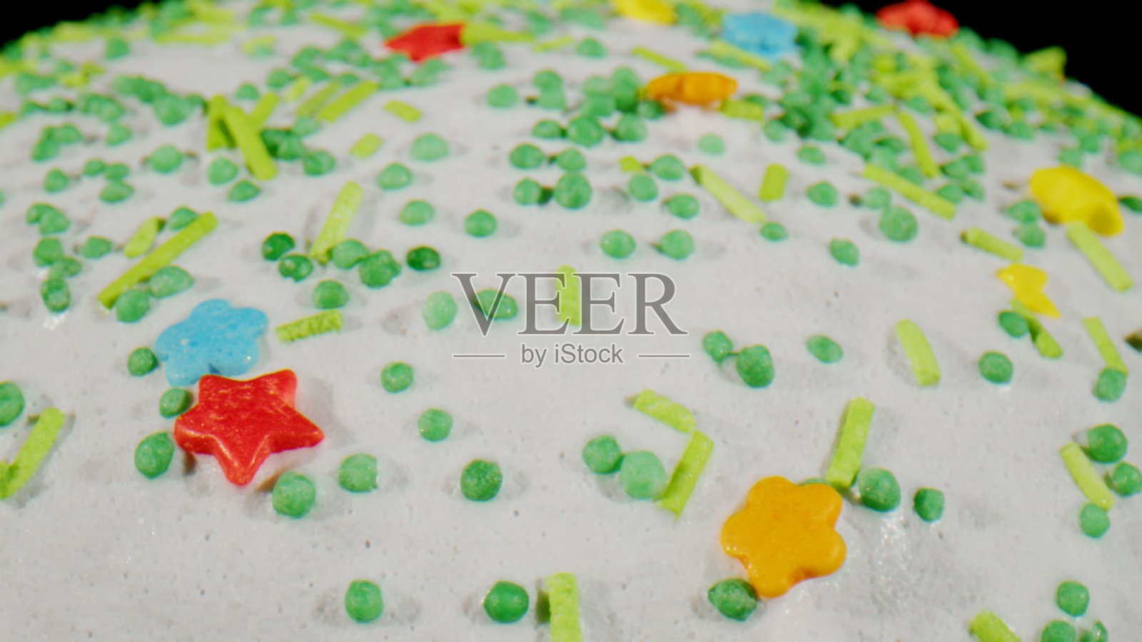 复活节蛋糕/库利希蛋糕,上面有釉和彩色的甜糖照片摄影图片