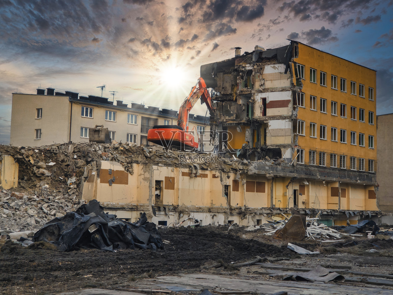 黄色挖掘机拆除钢筋混凝土结构的精度和效率照片摄影图片