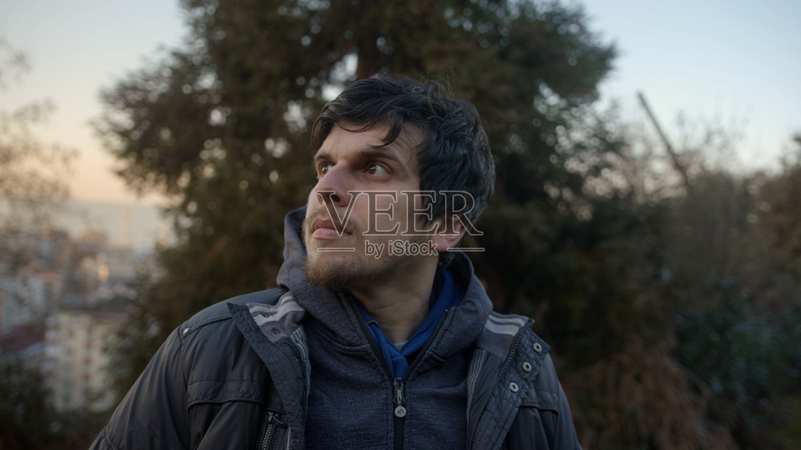 英俊的年轻人在森林中凝视大自然的心脏时陷入沉思照片摄影图片