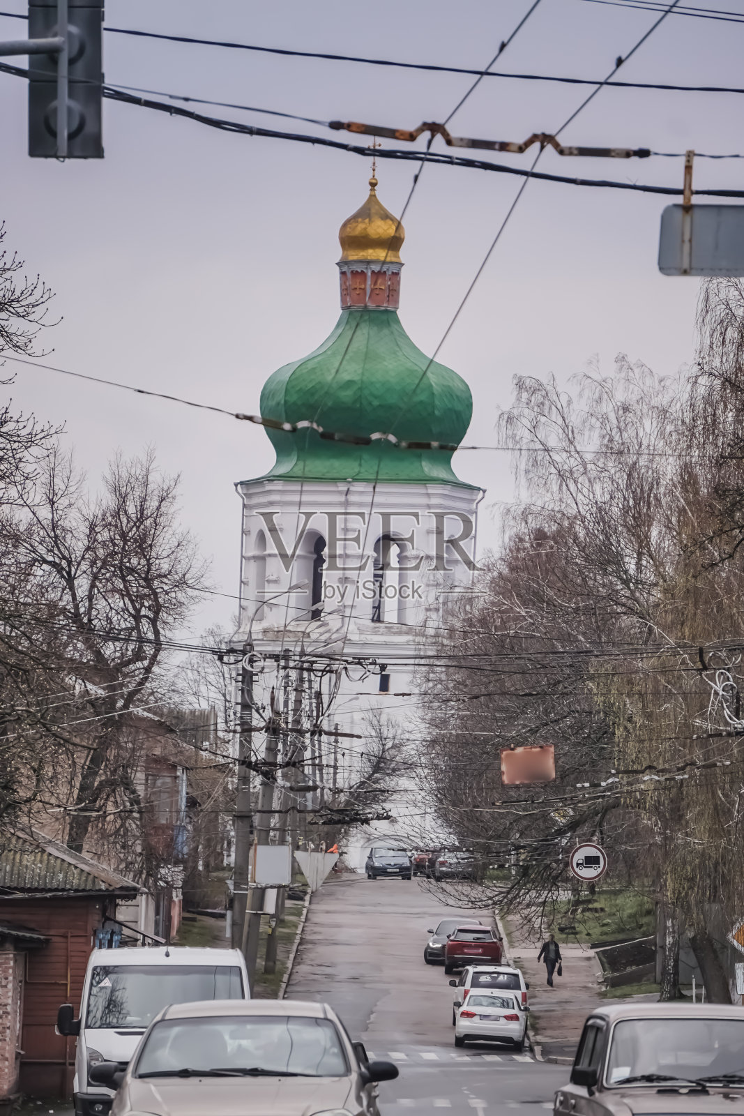 切尔尼赫夫市有绿色圆顶的东正教教堂,阴云密布的春天里的寺庙照片摄影图片