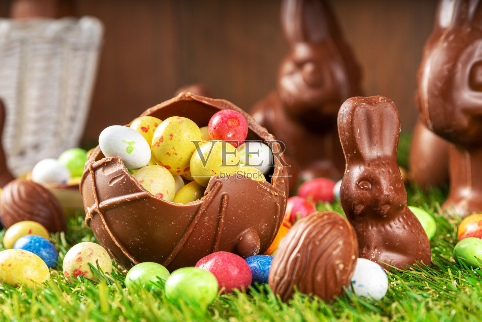 寻找彩蛋的背景照片摄影图片