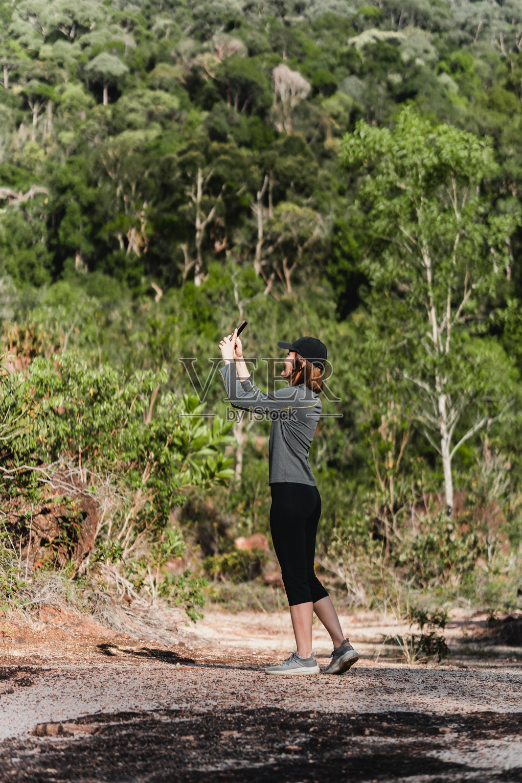 一名年轻女子用智能手机拍照照片摄影图片