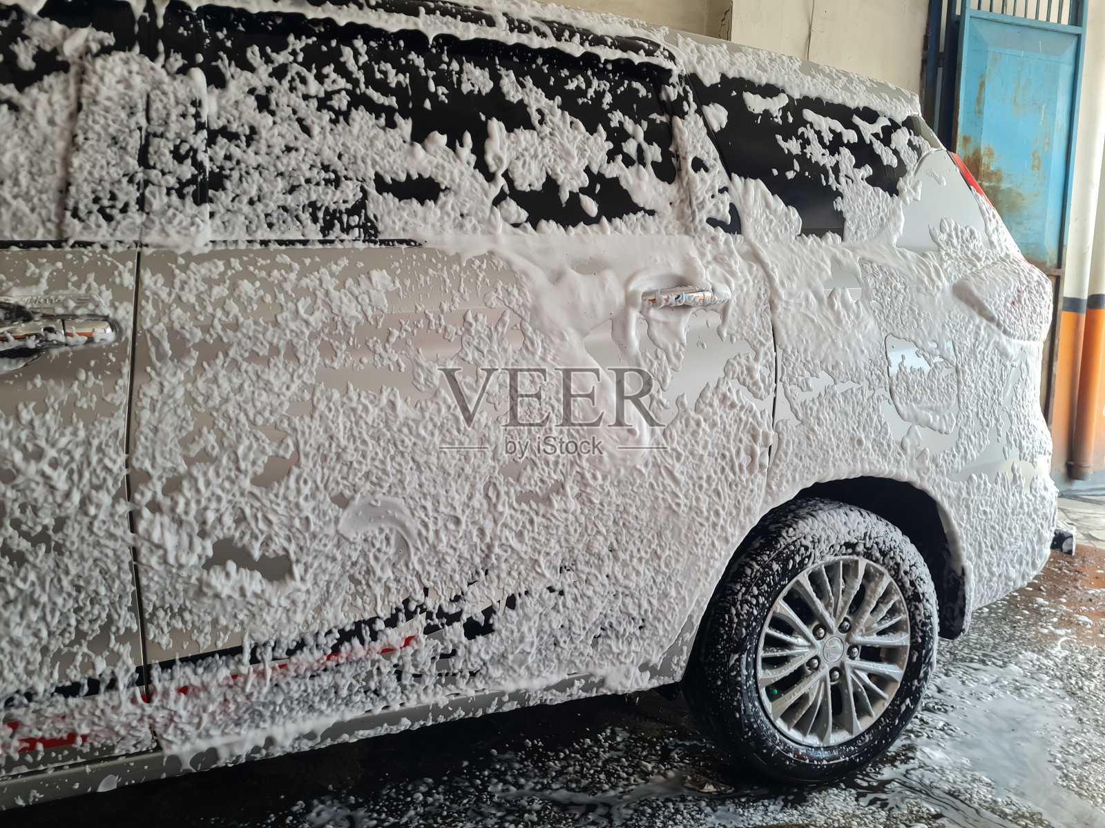 洗车时覆盖车身的泡沫照片摄影图片