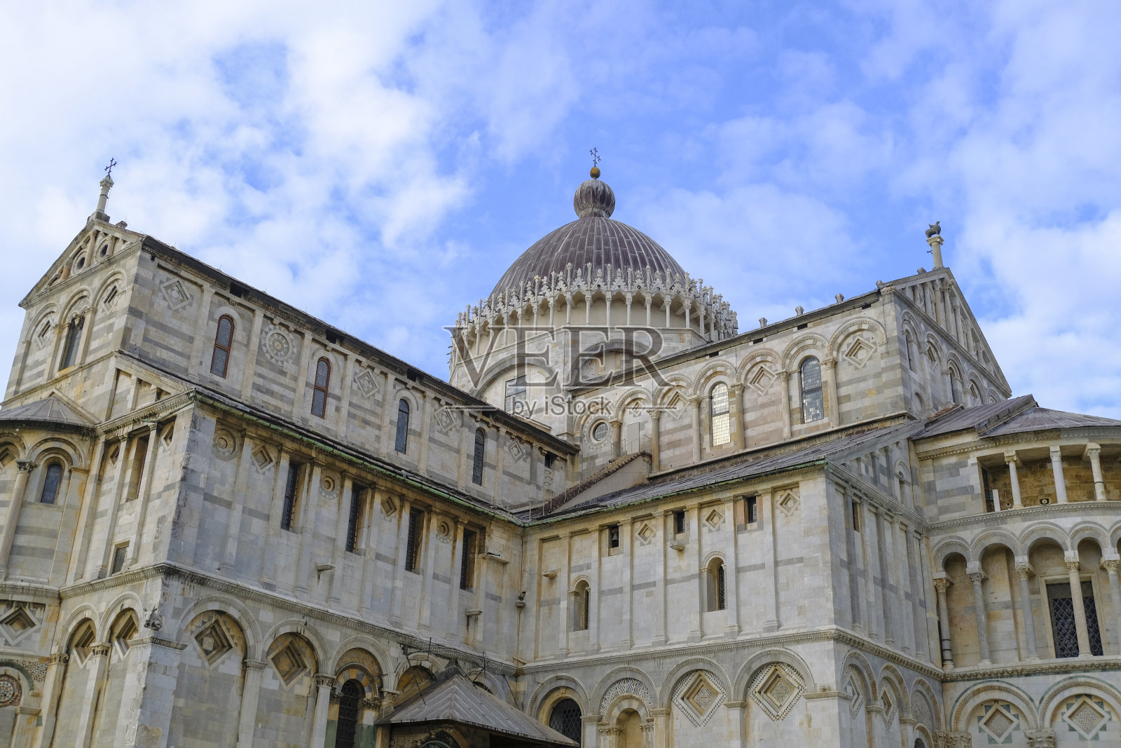 比萨大教堂从下方穿过蓝天特写。奇迹广场,意大利照片摄影图片