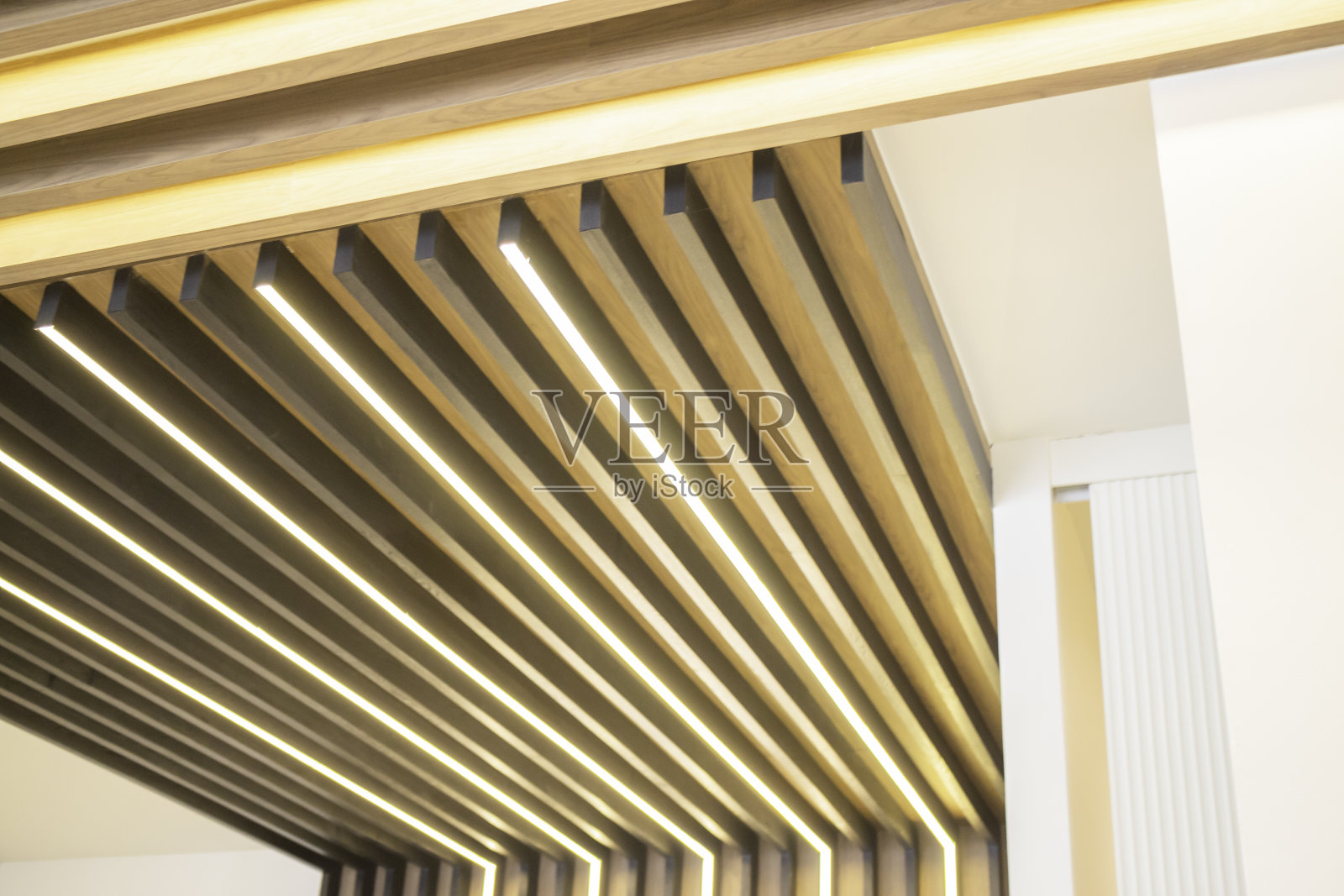 天花板上的灯照片摄影图片