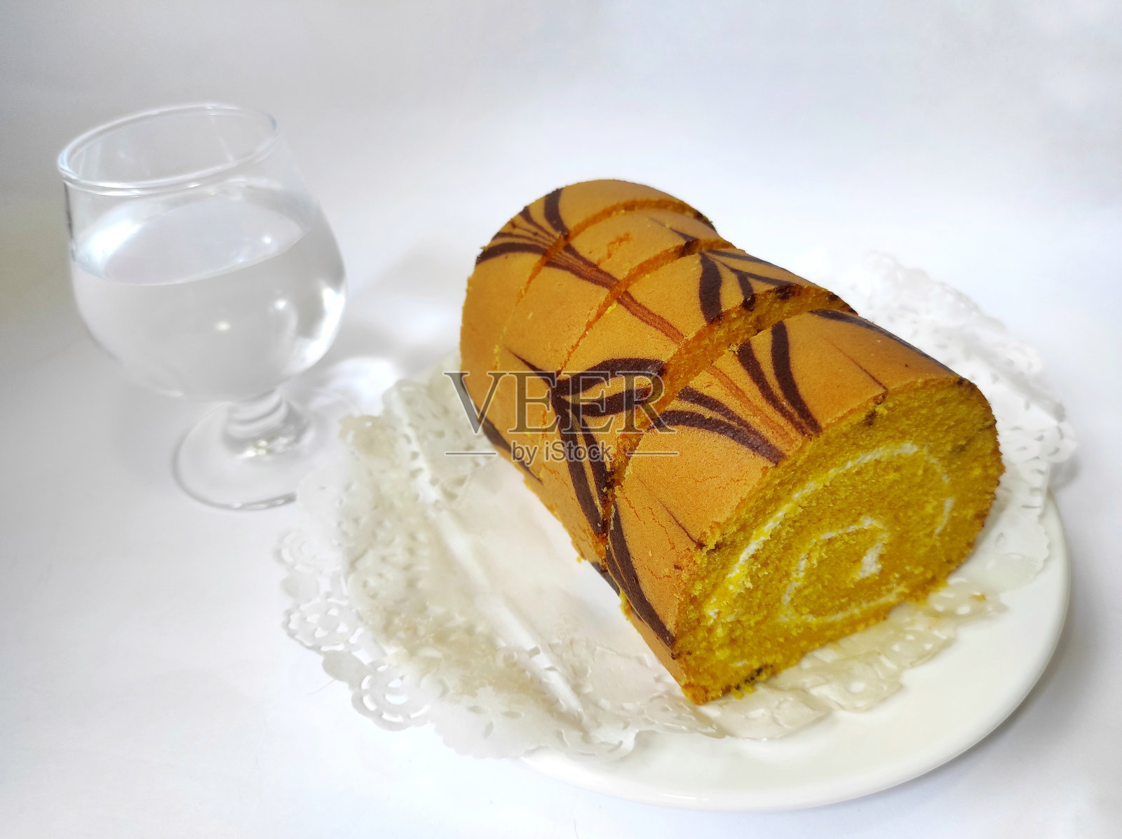Sliced sponge cake roll on white plate照片摄影图片