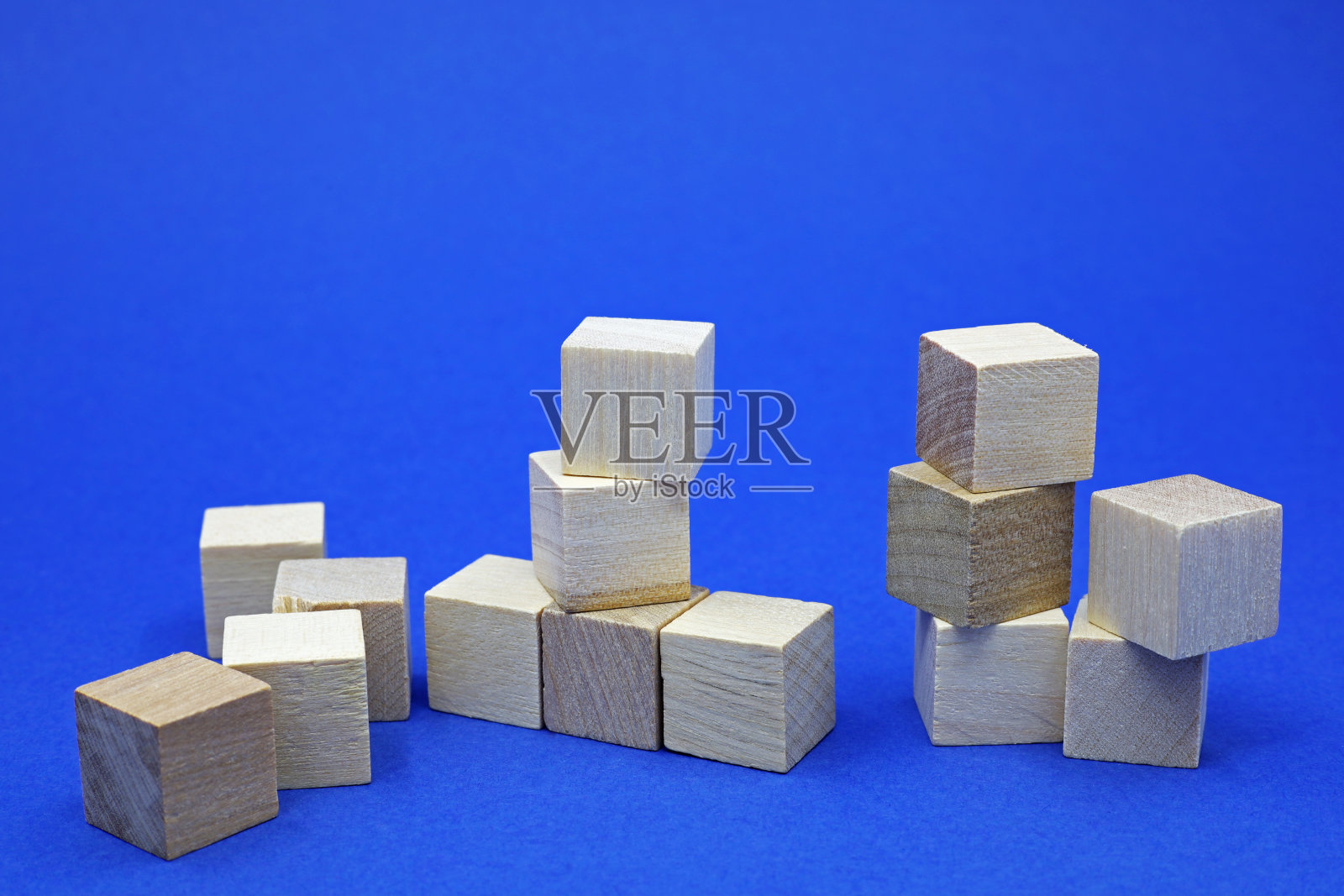 蓝色背景上的小木块照片摄影图片