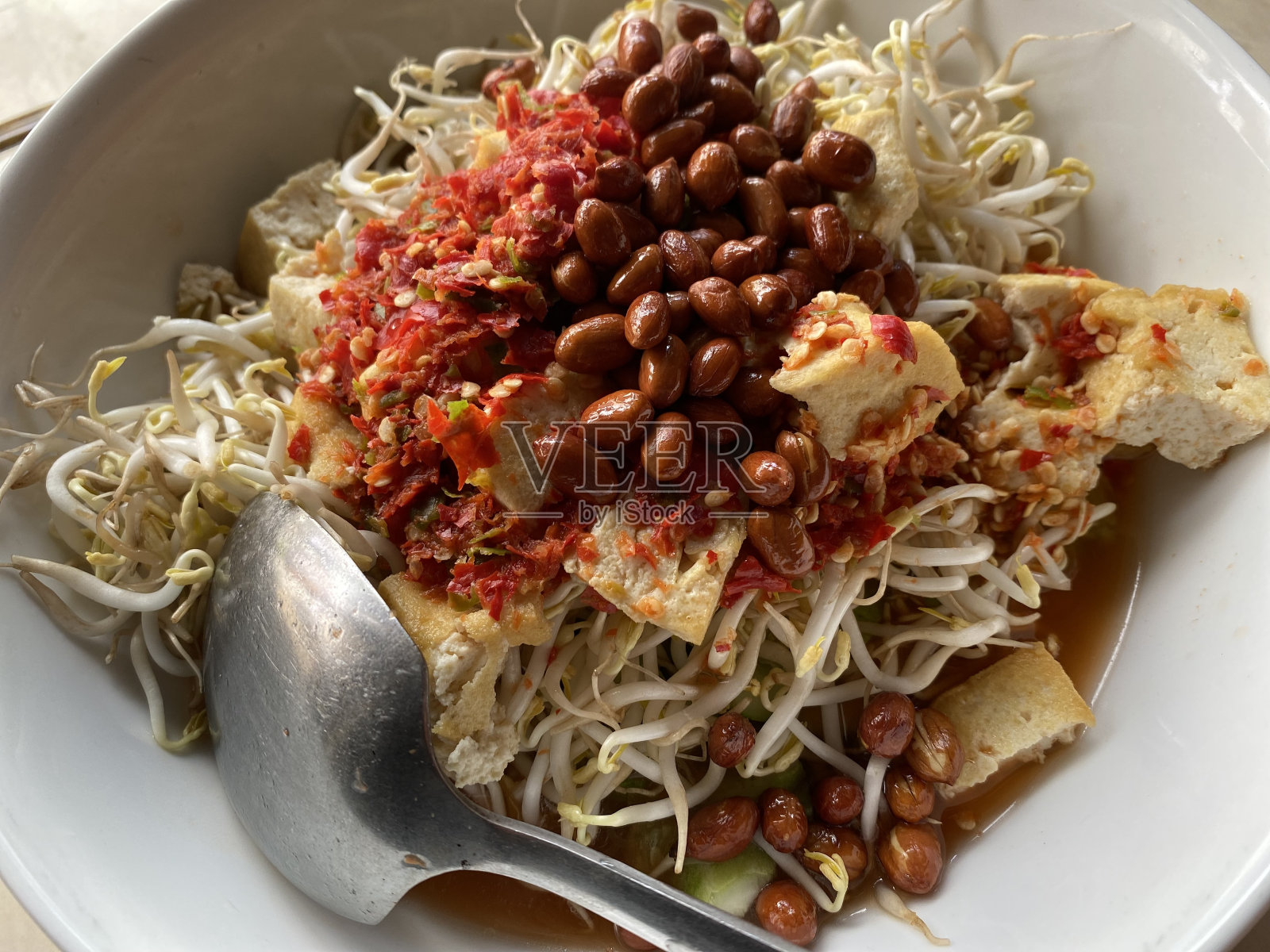 阿西南皮提斯或用黄瓜、豆芽、花生做成的沙拉,照片摄影图片