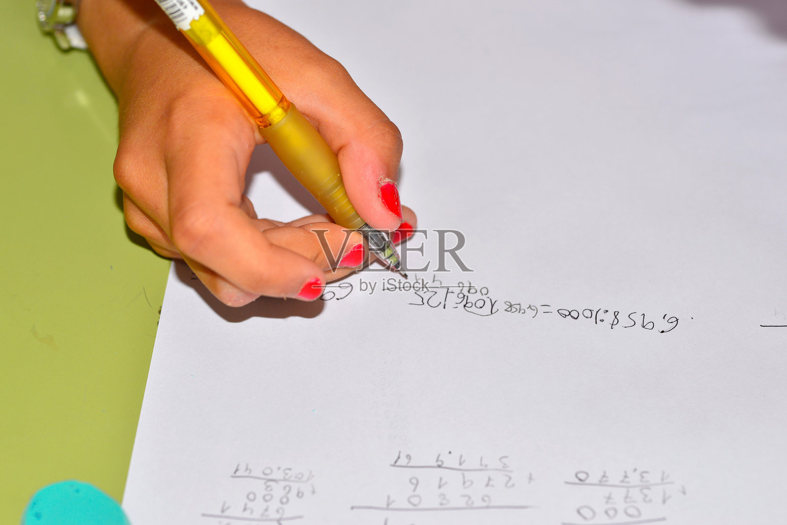 在学校学习数学的双手照片摄影图片