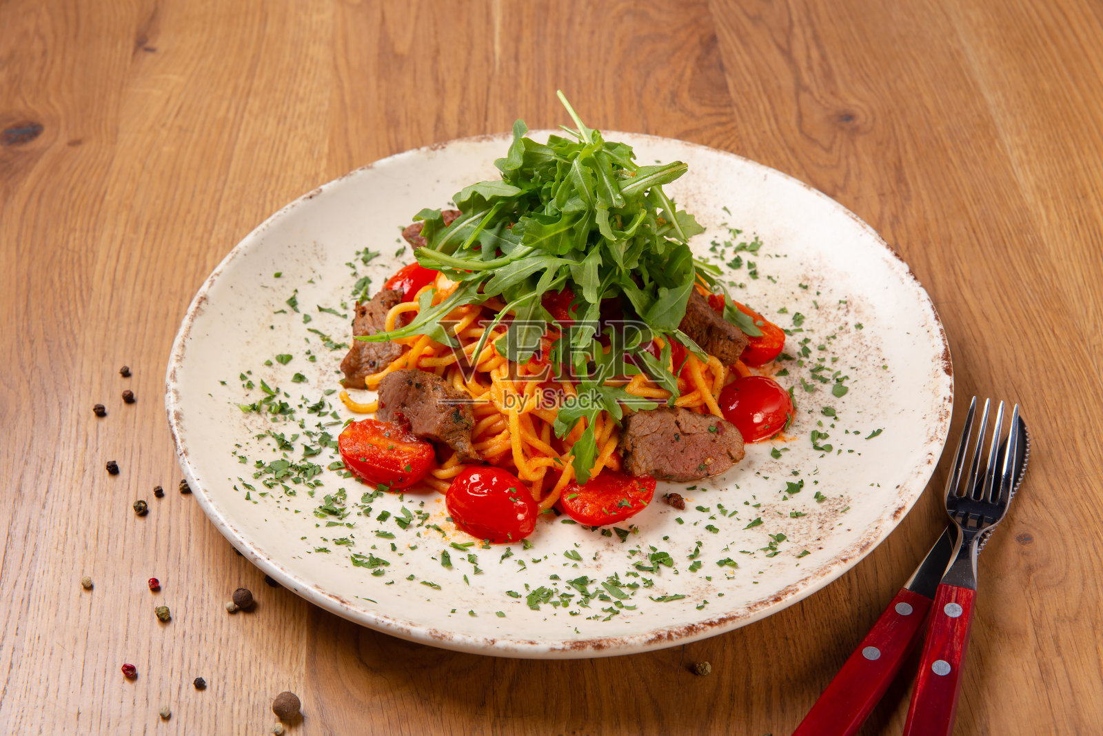 美味的经典意大利肉酱意面配番茄和芝麻菜。照片摄影图片