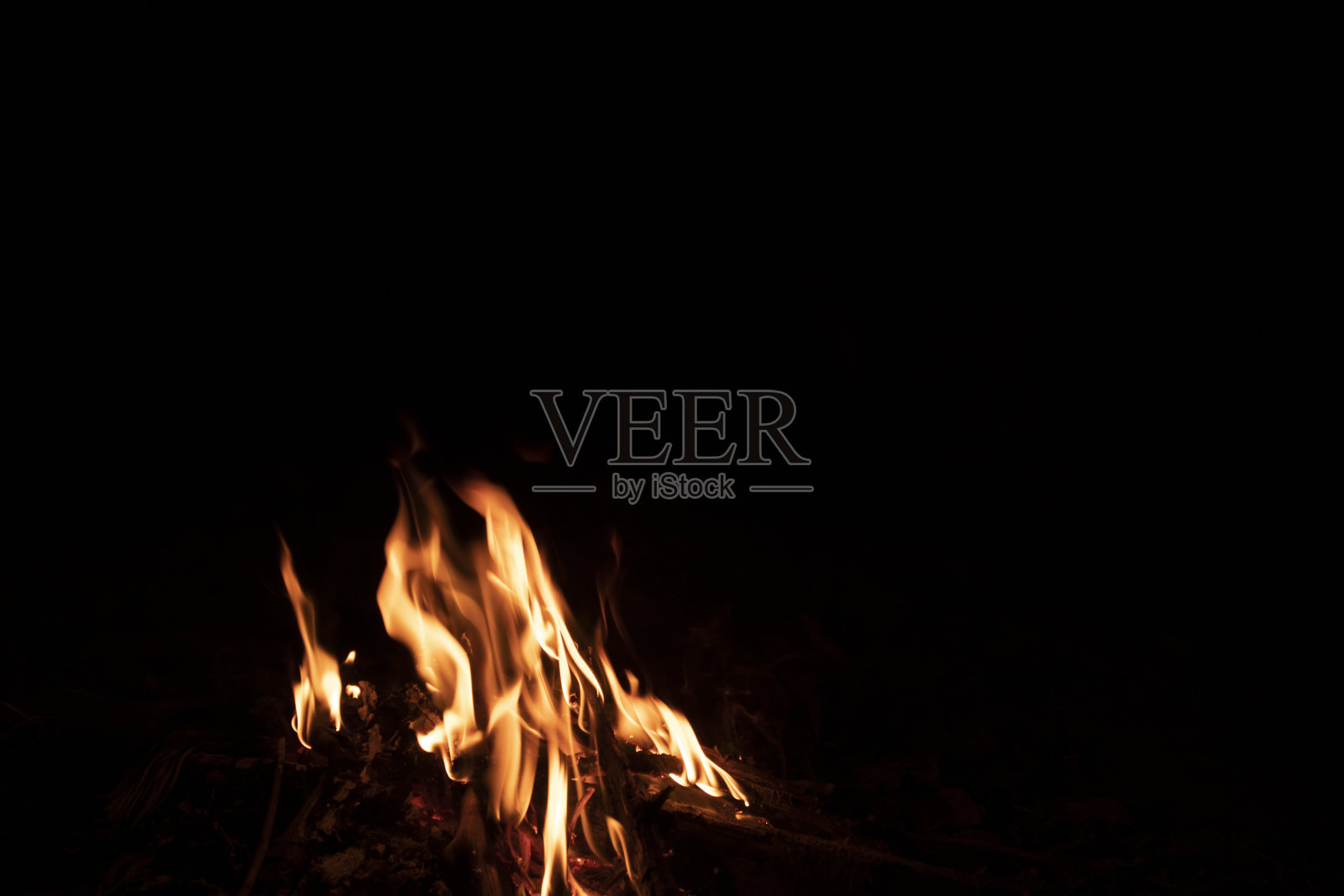 篝火在夜晚燃烧着照片摄影图片
