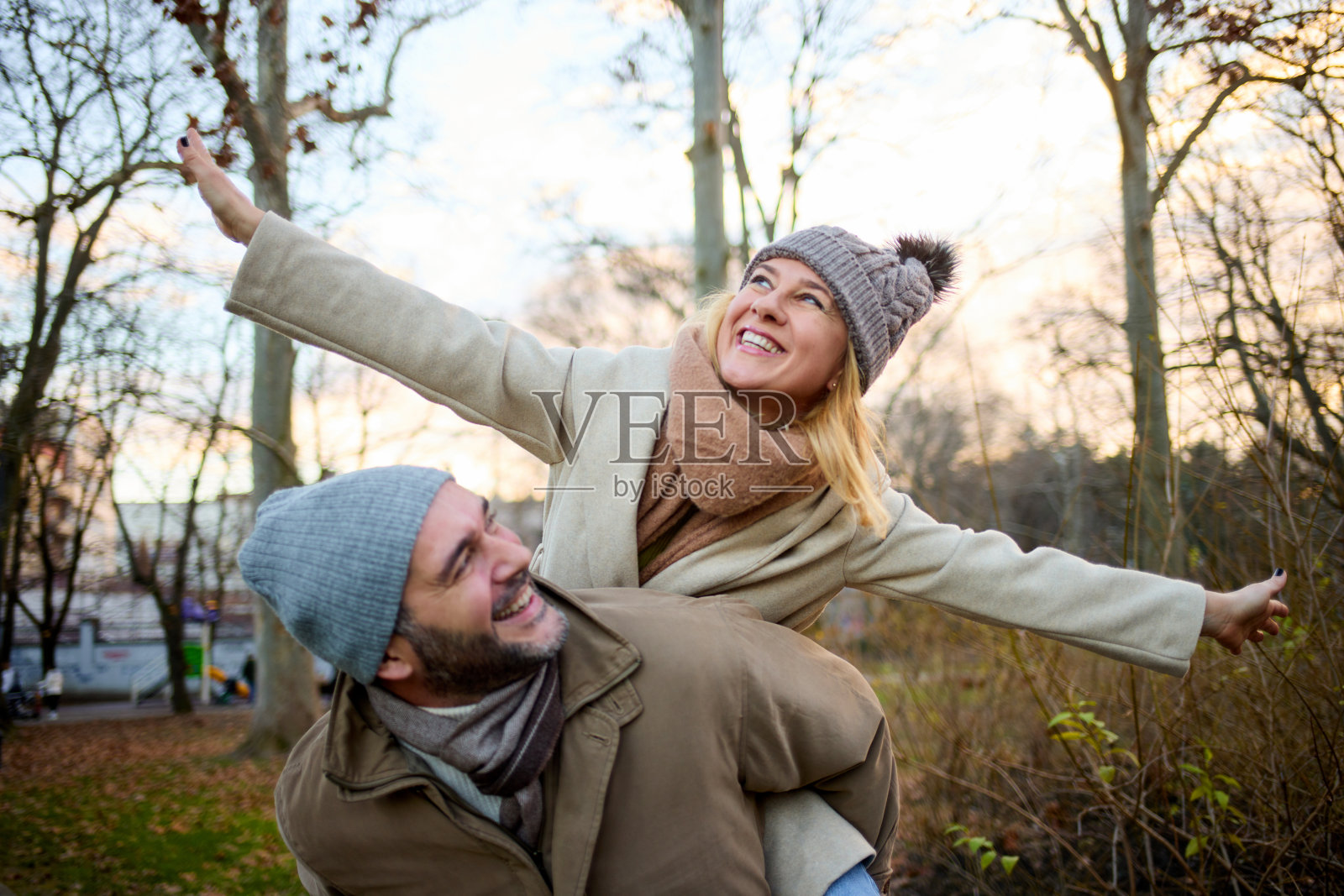 一个帅哥背着他的女朋友出门照片摄影图片