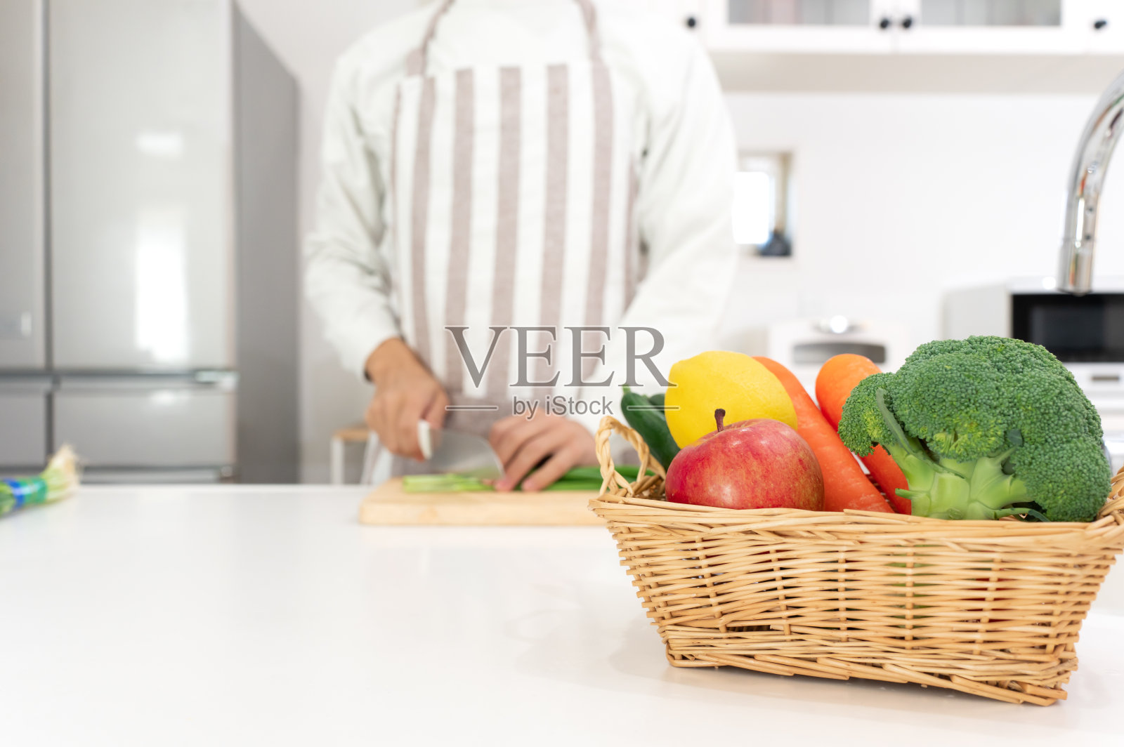 四十多岁的男人在厨房做饭照片摄影图片