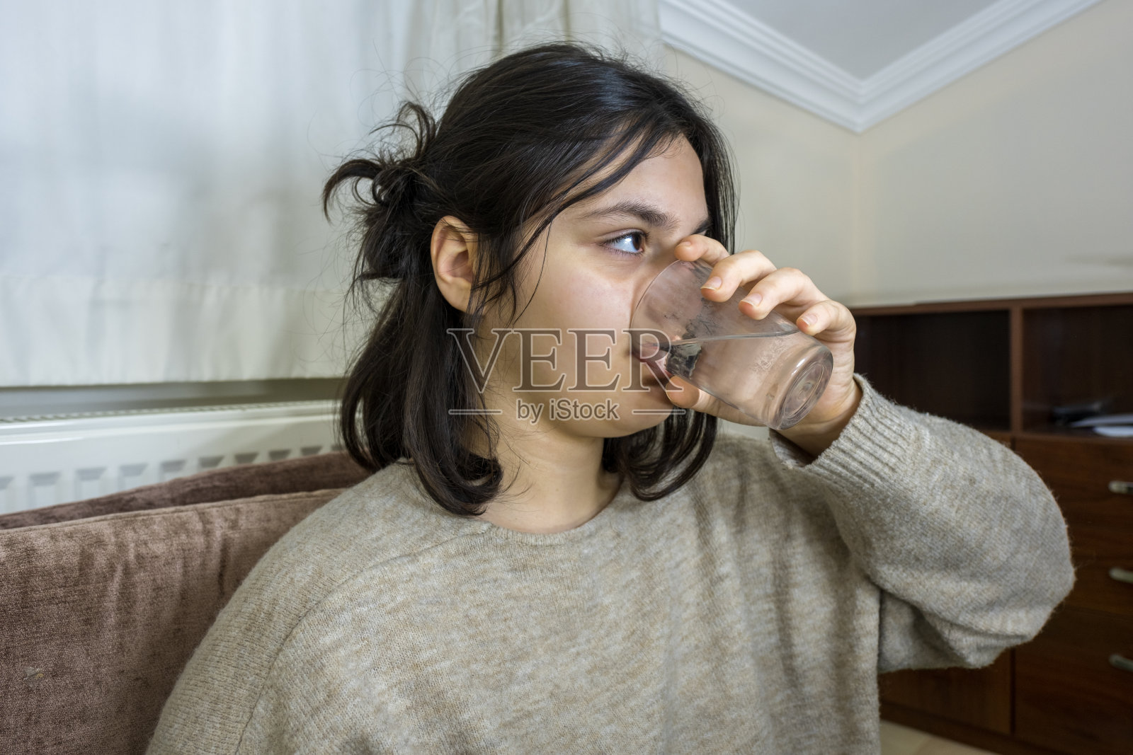 正在喝水中的少女(半身照)照片摄影图片