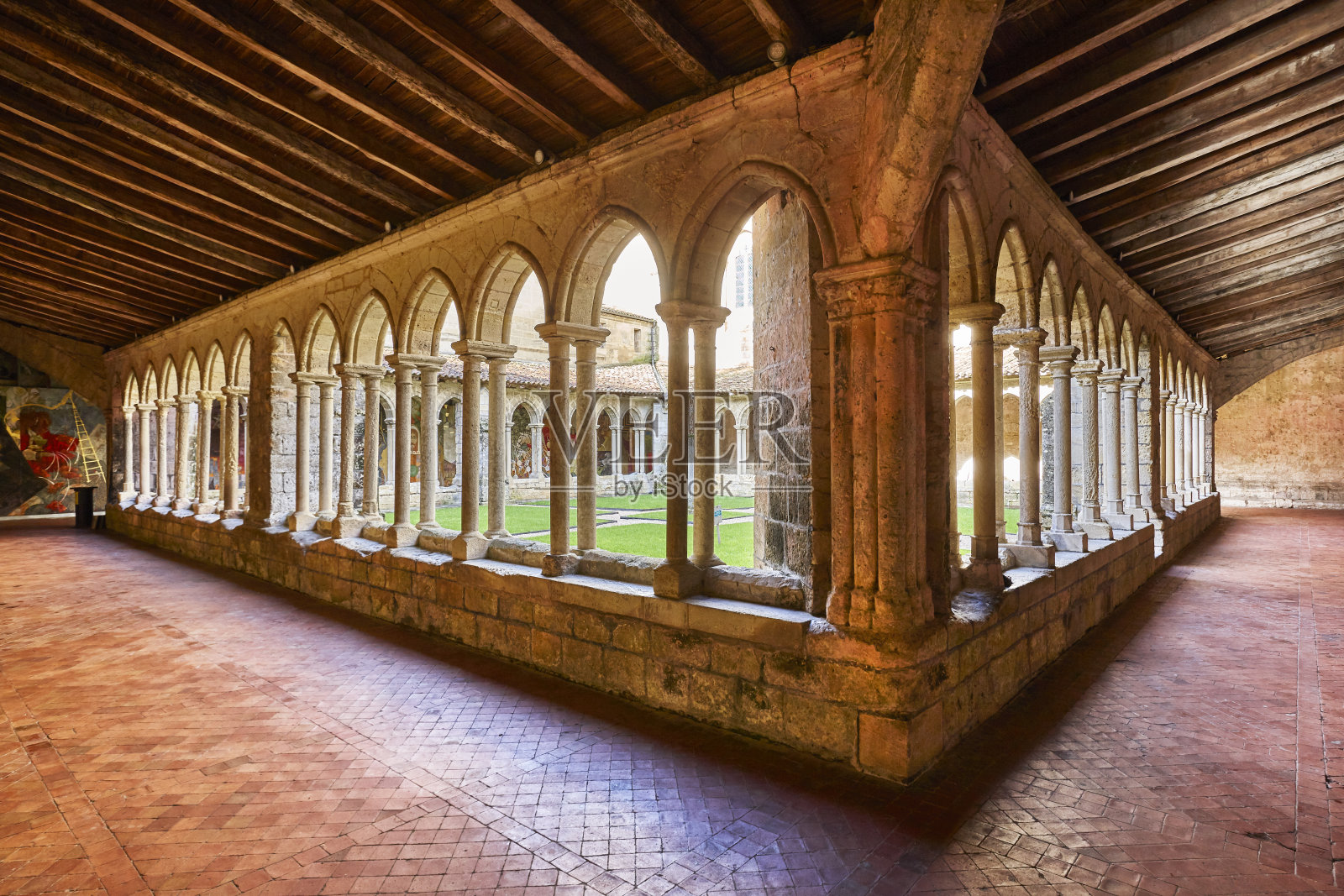 圣爱美浓教堂回廊。波尔多附近历史悠久的葡萄种植村。法国照片摄影图片