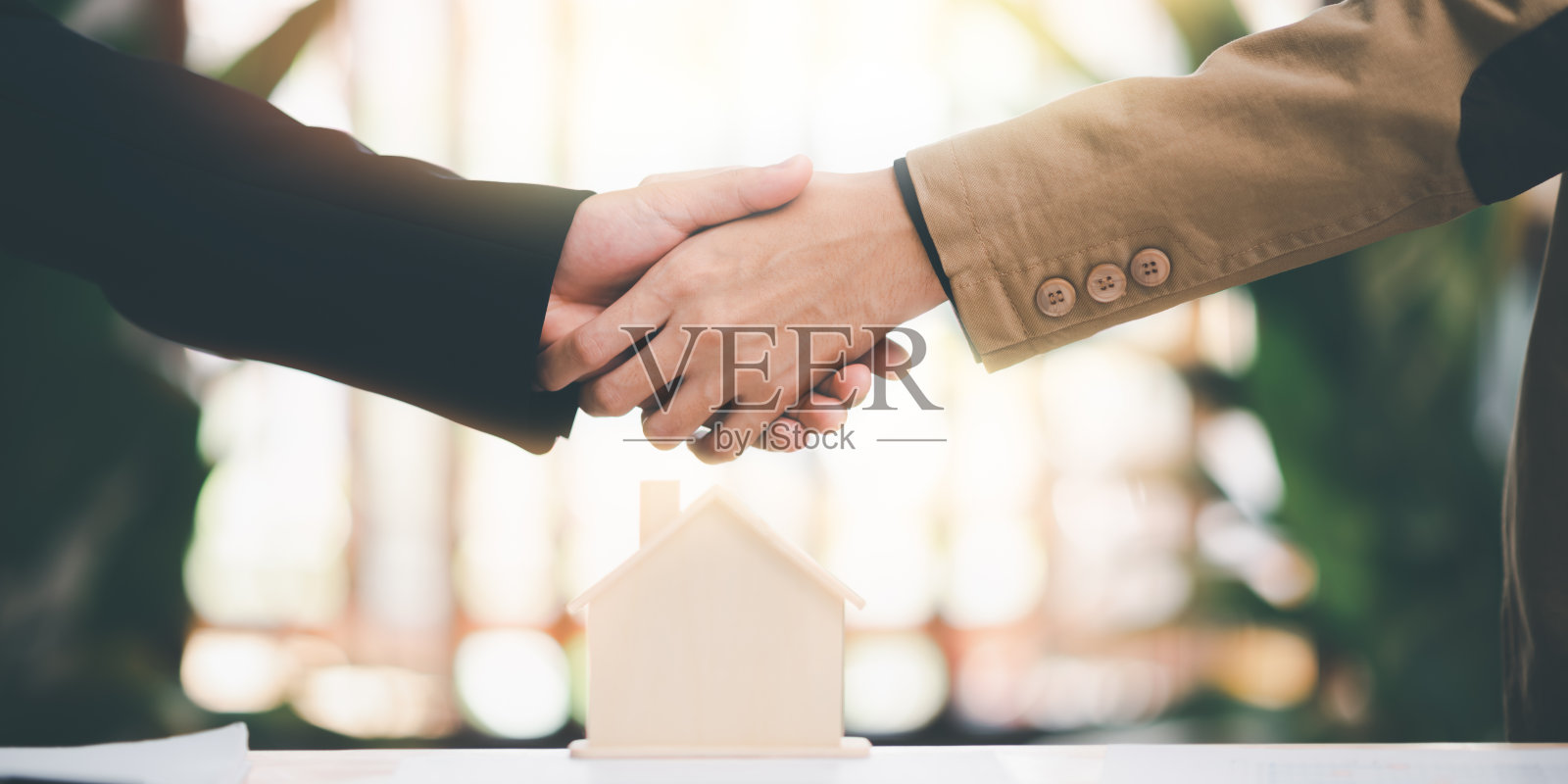 商人握手表示协议业务,投资贷款批准,购买或抵押住房,财产保险,房地产业务,住房保险和投资贷款照片摄影图片