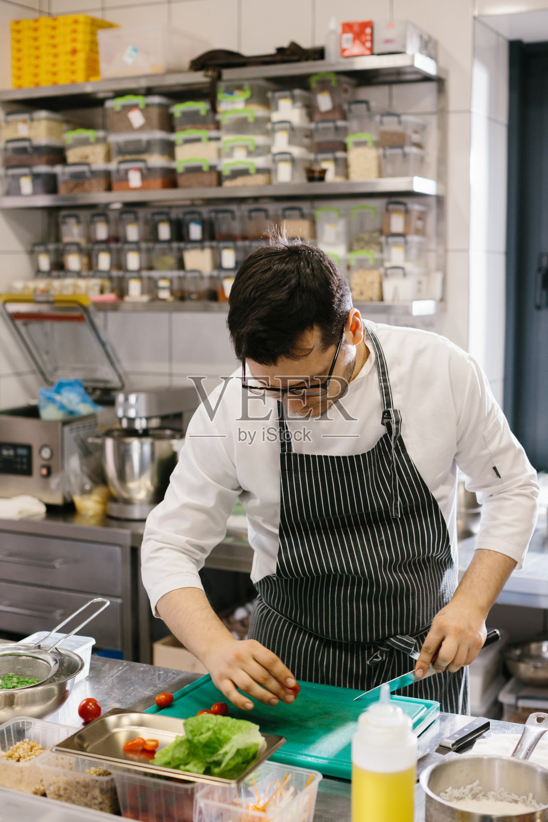 美食碗菜:由专业厨师精准切割照片摄影图片