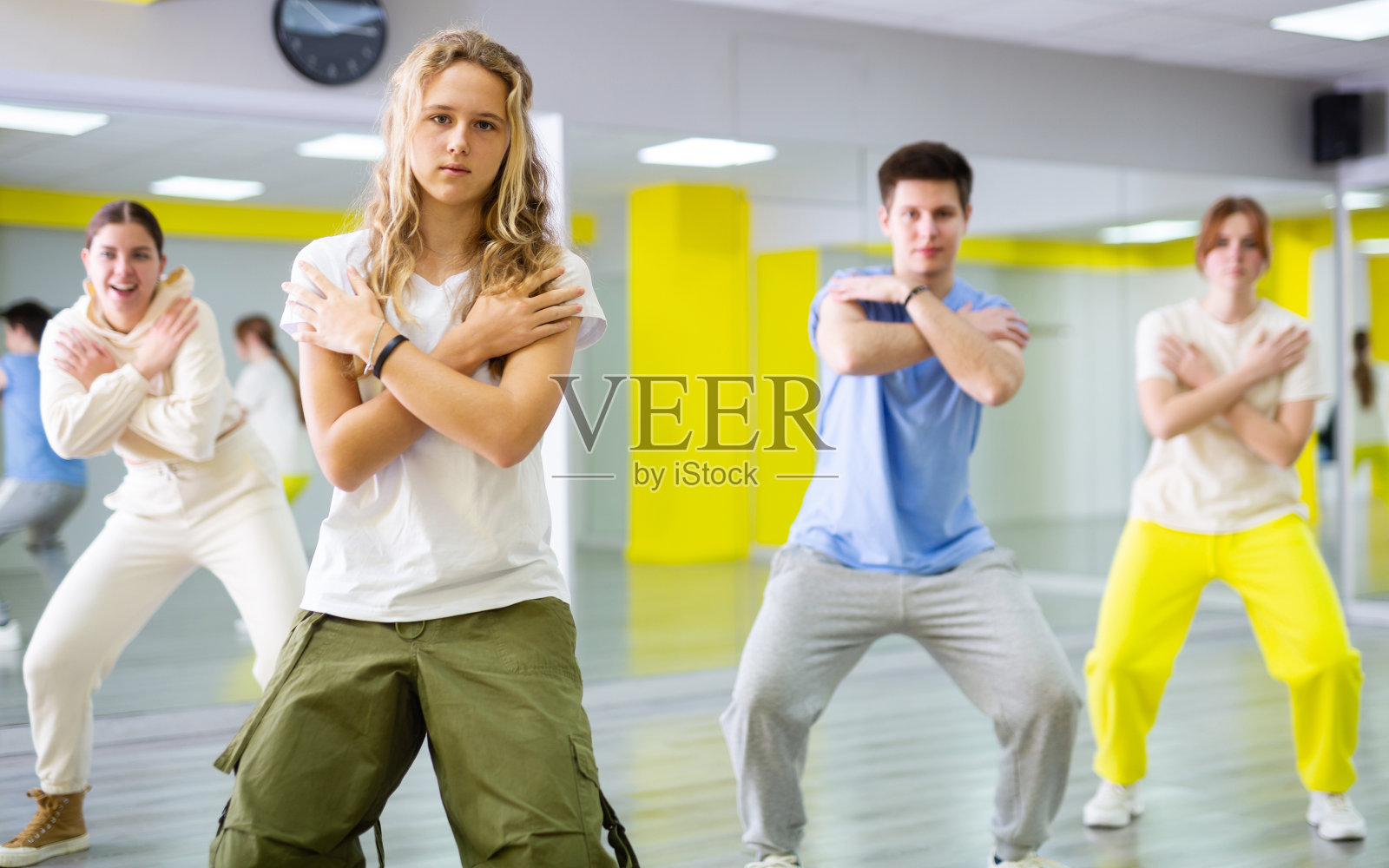 十几岁的女孩穿着宽裤子跳嘻哈照片摄影图片