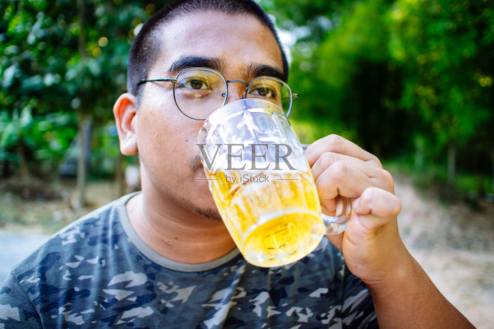 墨西哥人喝啤酒照片摄影图片