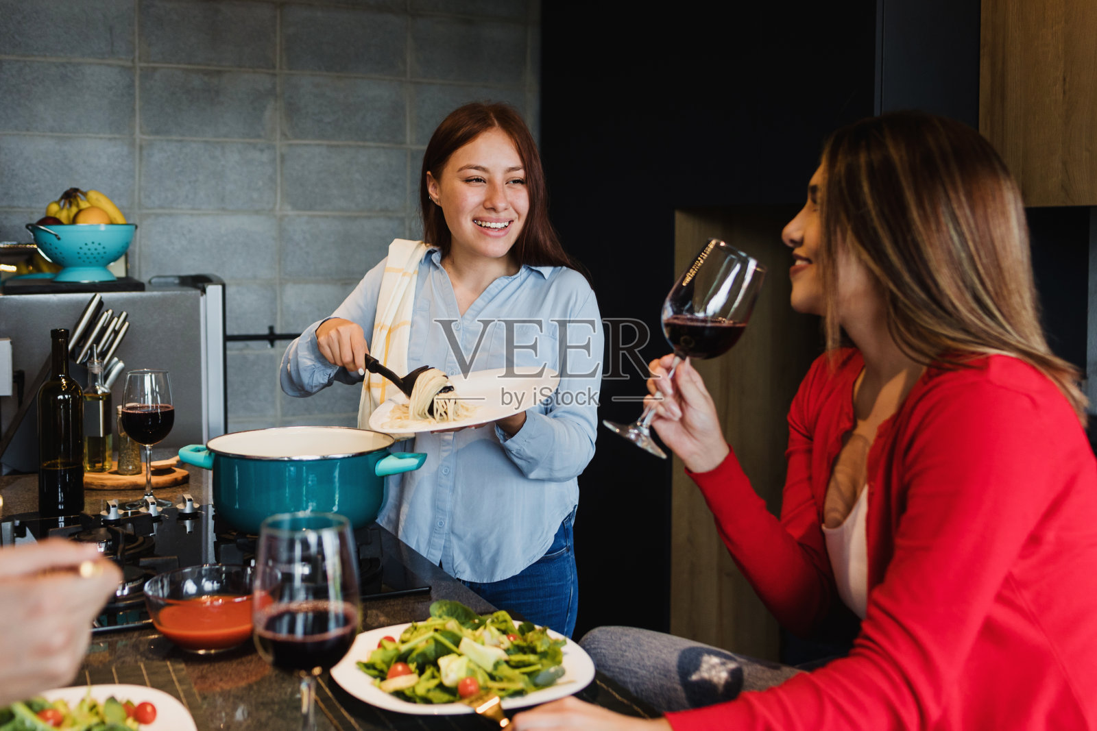 拉丁美洲墨西哥的拉美裔朋友在家里一起吃饭照片摄影图片