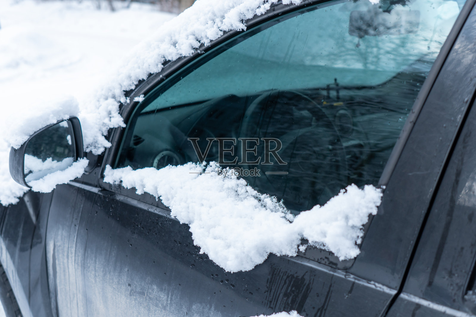 冬天结冰的汽车被雪覆盖,挡风玻璃和引擎盖上都是雪照片摄影图片