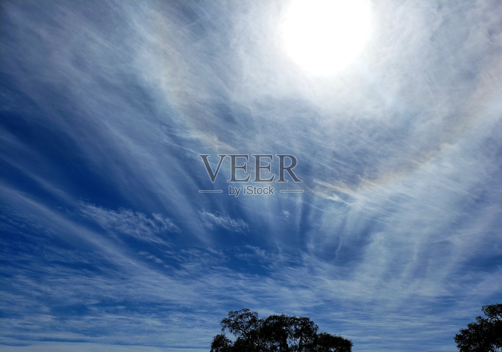 太阳耀斑光环蓝天白云照片摄影图片