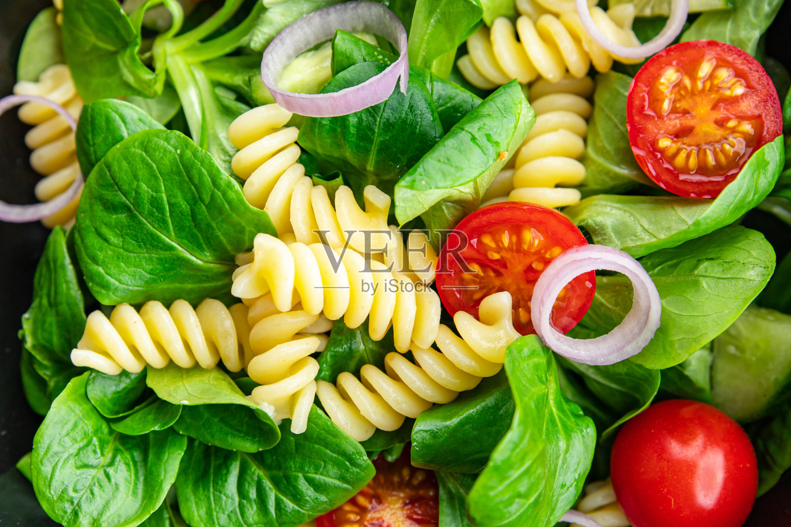 意大利面青菜沙拉Fusilli,番茄,黄瓜,绿叶混合沙拉,健康餐食品零食在桌子上复制空间食品背景质朴的俯视图照片摄影图片