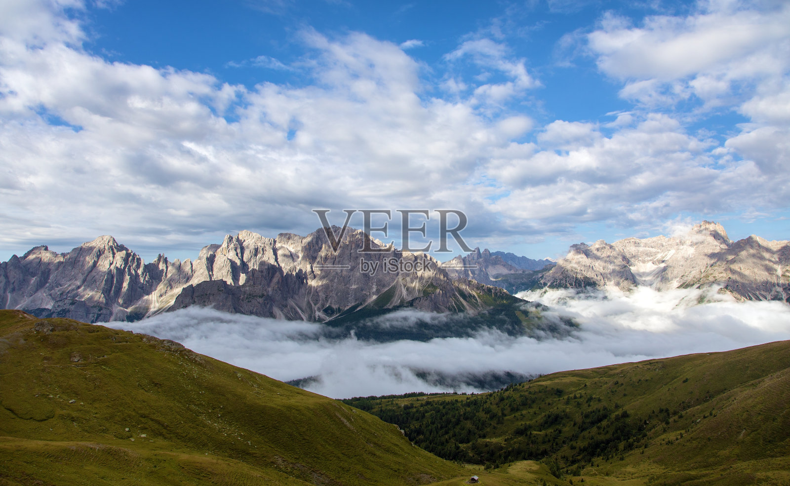 Sexten白云石山的全景照片摄影图片