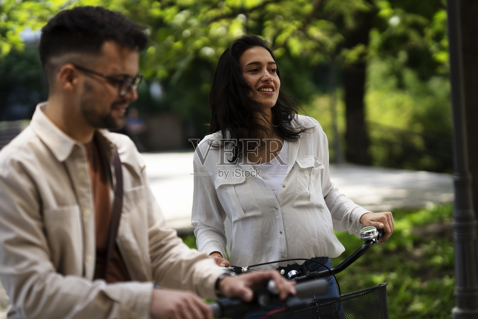 相爱的情侣一起在户外享受。照片摄影图片