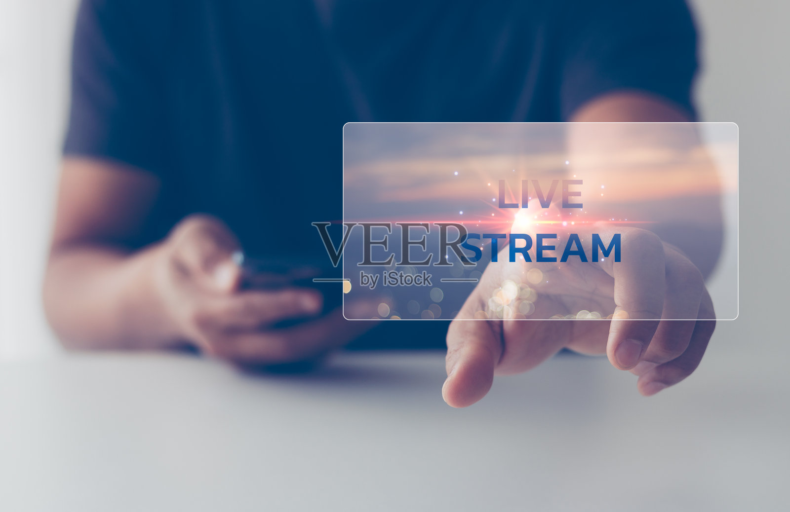 网络直播社交媒体的概念。播放在线技术流视频和音乐。网络营销。男子用智能手机在虚拟屏幕上按直播。照片摄影图片