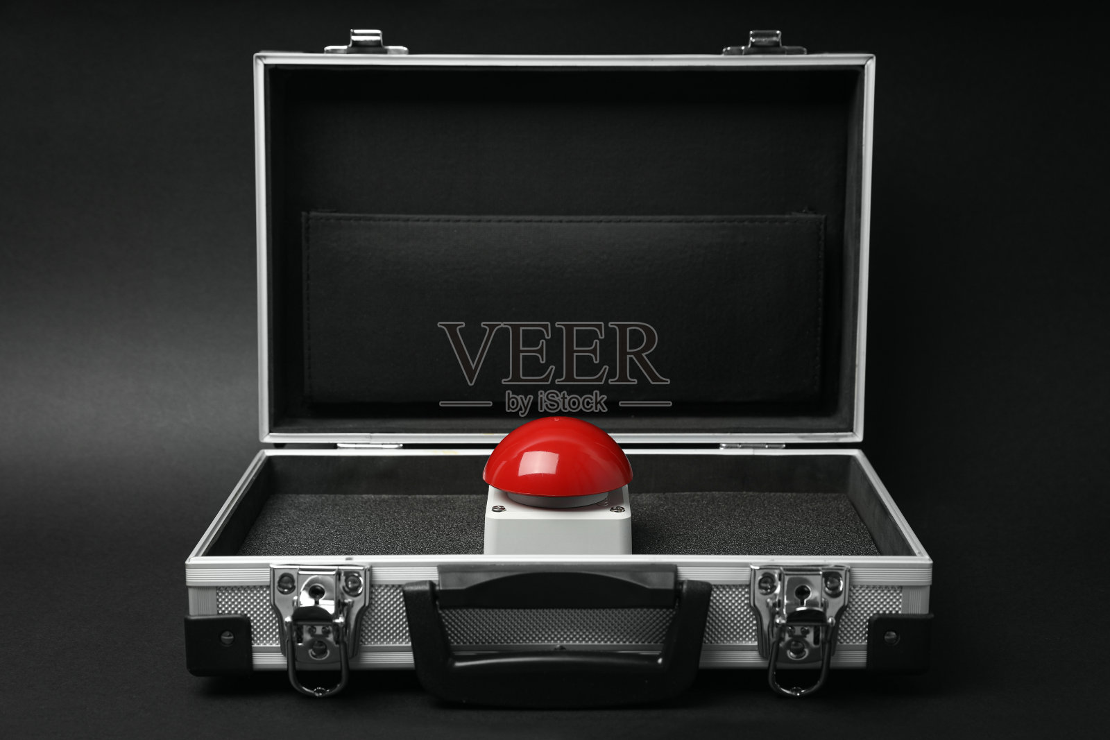 黑色背景的手提箱中核武器的红色按钮。战争的概念照片摄影图片