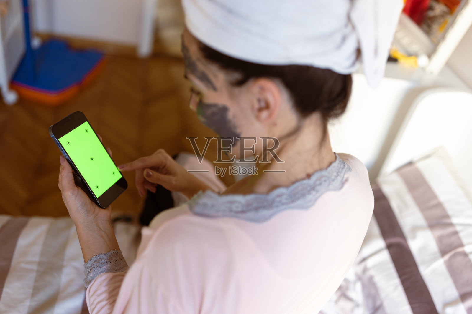 女人在卧室里使用手机应用照片摄影图片