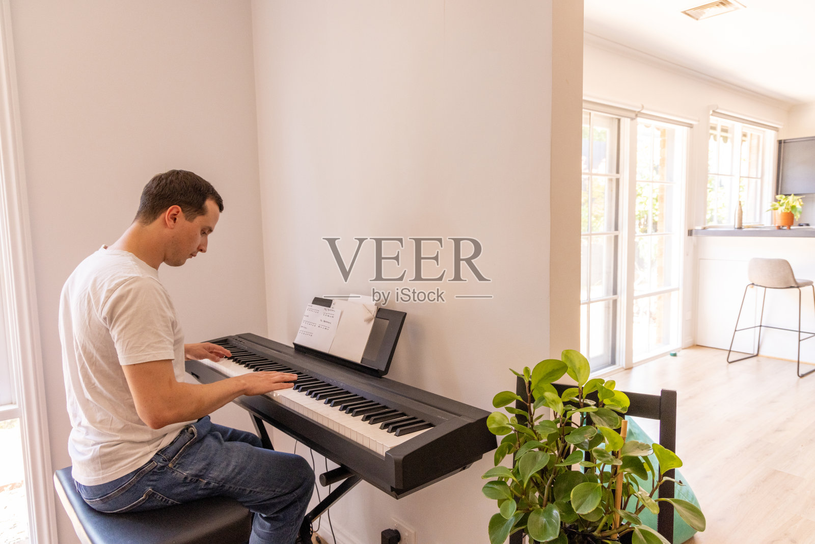 在家弹钢琴的快乐男人照片摄影图片