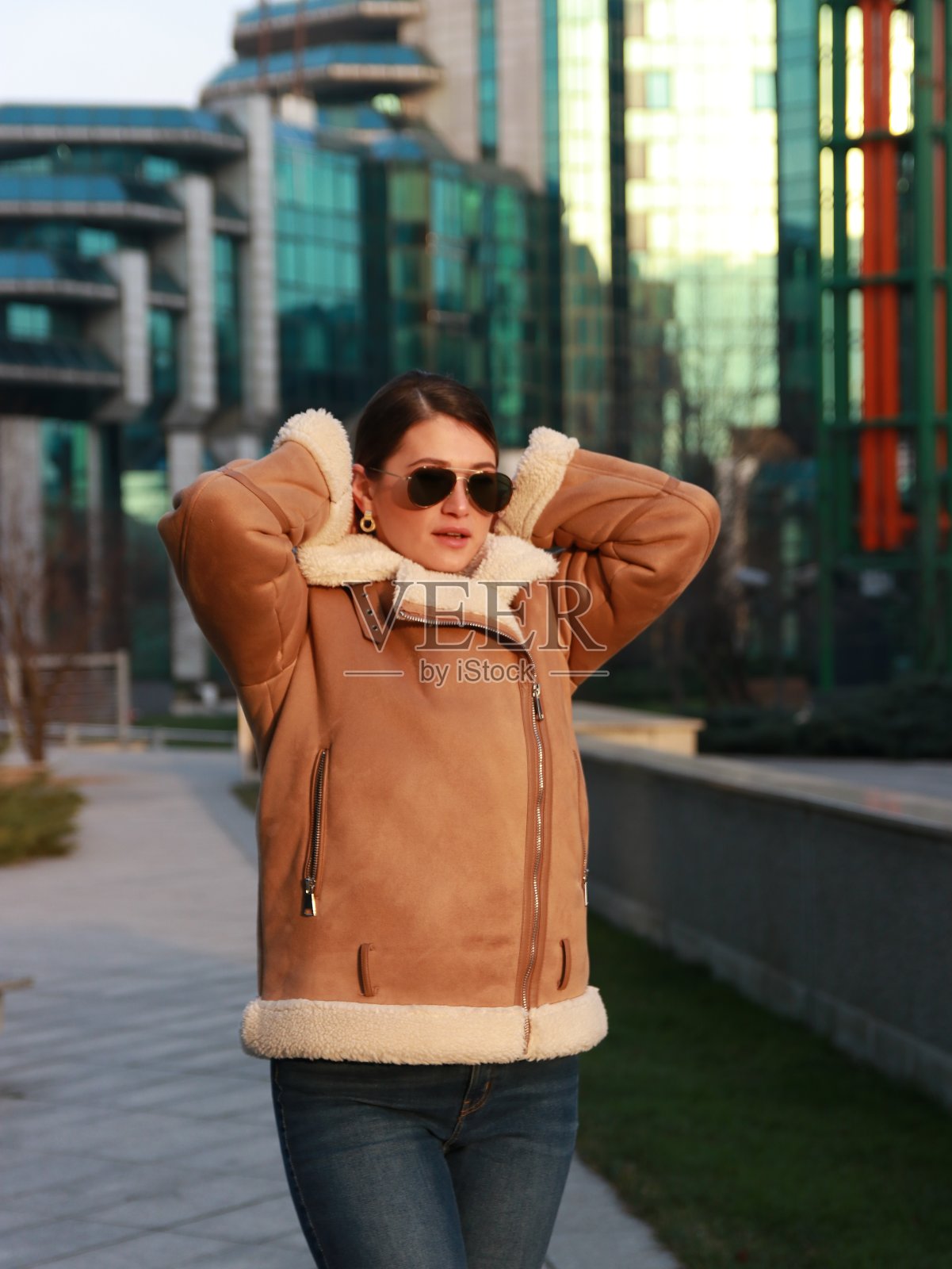 女人正准备去上班照片摄影图片