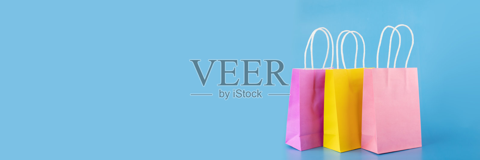 网上购物横幅,购物袋在蓝色背景,销售和折扣,复制空间照片摄影图片