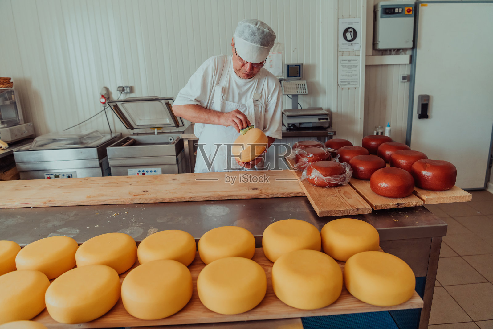 奶酪制造者工作在行业手工生产自制奶酪照片摄影图片