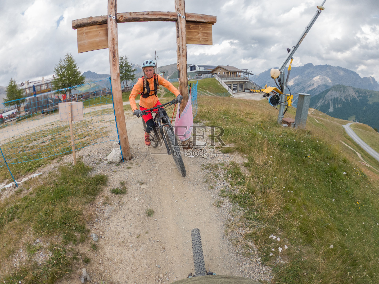 年轻女人在夏天骑山地自行车照片摄影图片