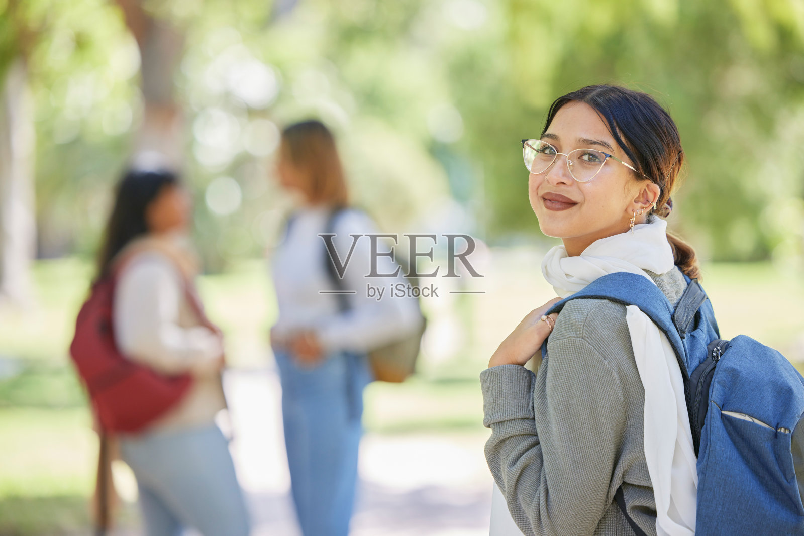 学校,校园和学生在一个公园的教育,知识和学习在加拿大大学奖学金。自然,微笑和一个女孩在大学的未来,动力和学习的肖像照片摄影图片