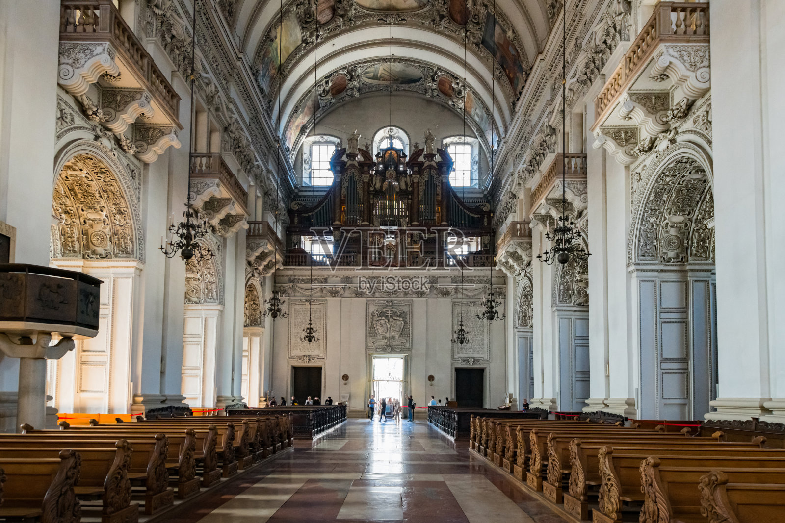 奥地利萨尔茨堡大教堂圆顶的彩绘天花板照片摄影图片