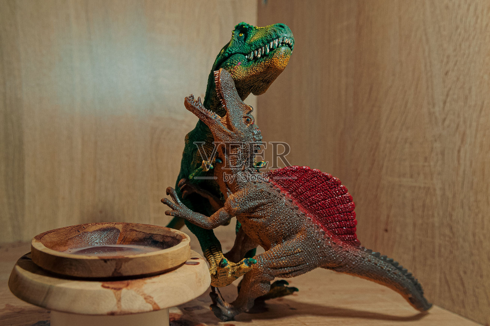 木制表面上的恐龙玩具,特写照片摄影图片