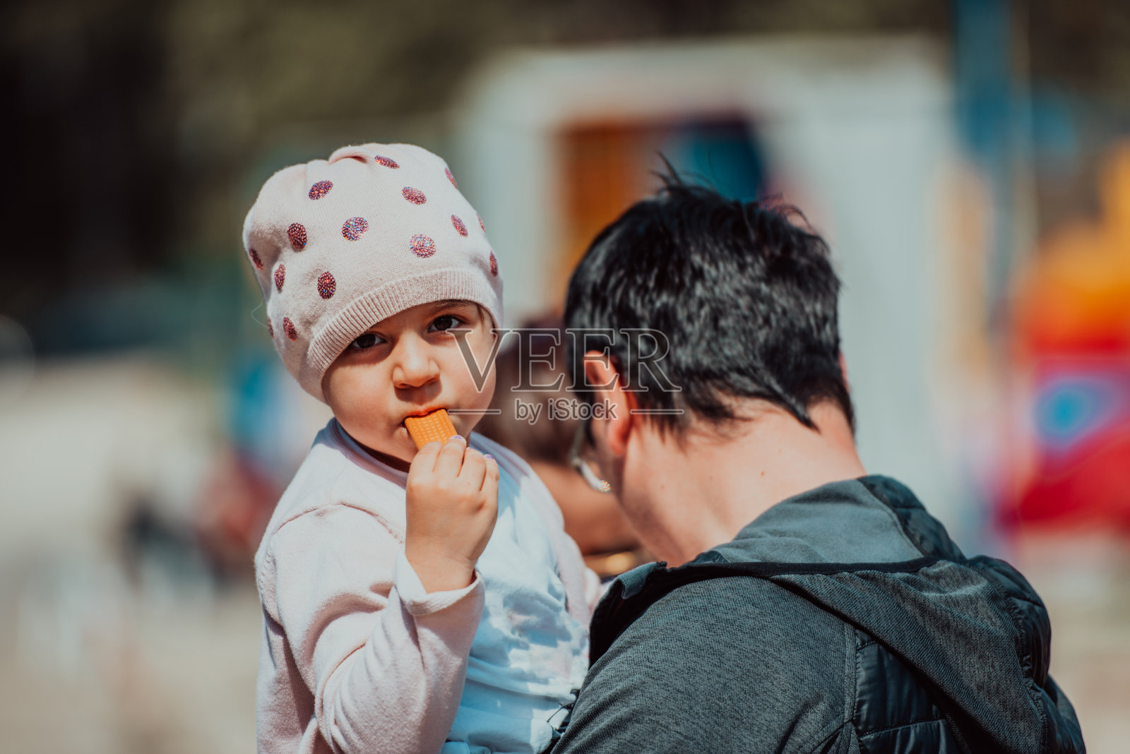 公园里的家庭时光。父亲和女儿在公园里玩得很开心,玩有趣的游戏,一起度过时光照片摄影图片