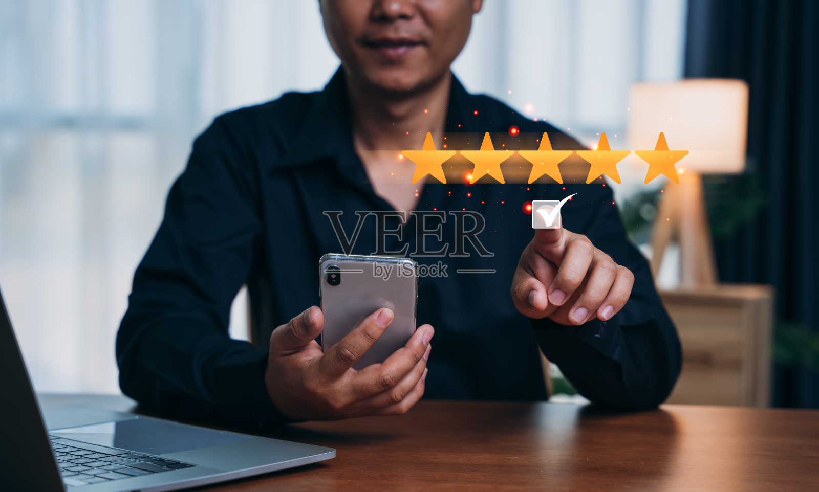 商务人士正在触摸虚拟屏幕上的星星图标,以表示对服务的满意。客户服务和满意的理念。评价非常深刻照片摄影图片