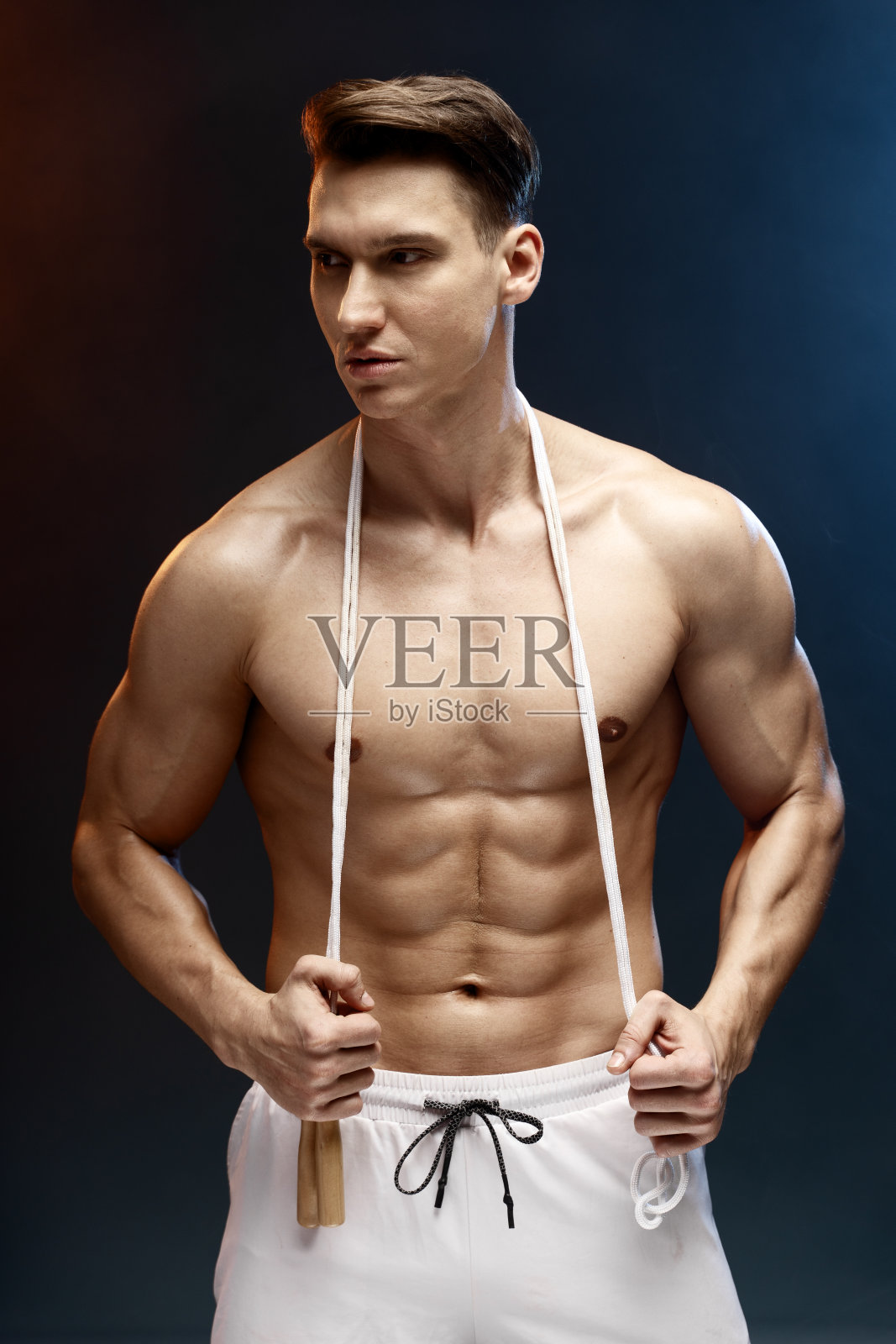 运动员与躯干霓虹灯黑色背景照片摄影图片